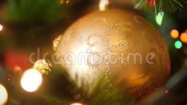 用发光的<strong>LED灯</strong>拍摄圣诞树上<strong>金色</strong>宝珠的宏4k镜头